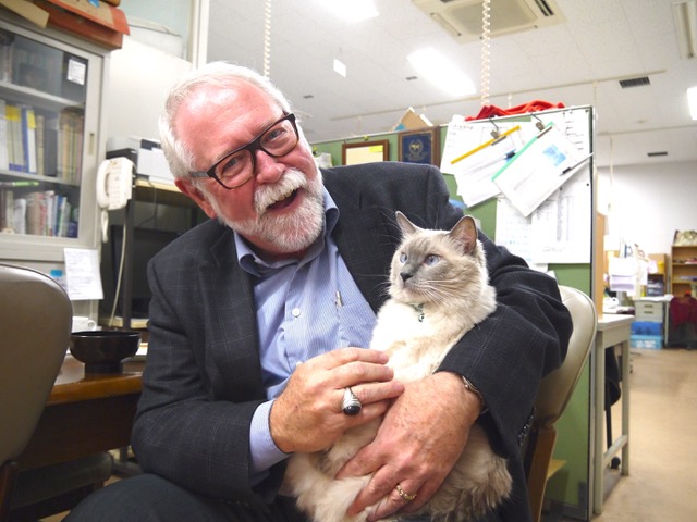 Prof. em. Dr. Dennis C. Turner con la gata de terapia Yuki en brazos